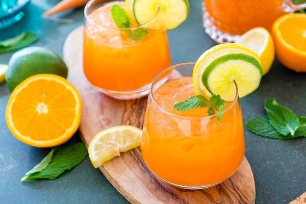 Bổ sung các loại nước ép giàu vitamin C giúp hạ sốt nhanh tại nhà.