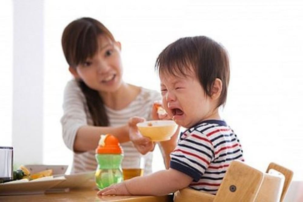 cho-be-an-sai-cách.jpg