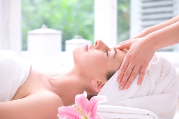 Cách massage vùng trán giúp trẻ hóa da