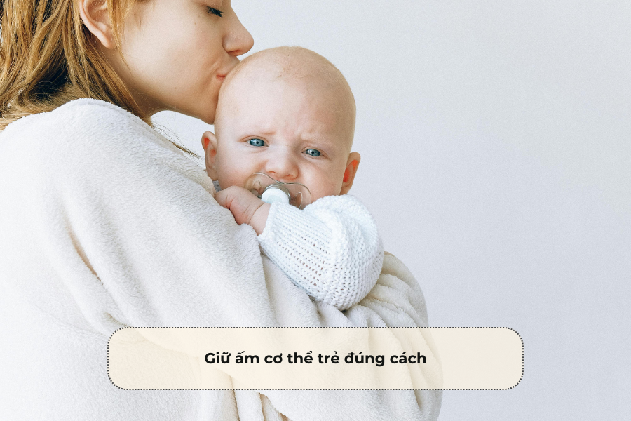 Giữ ấm cơ thể trẻ đúng cách