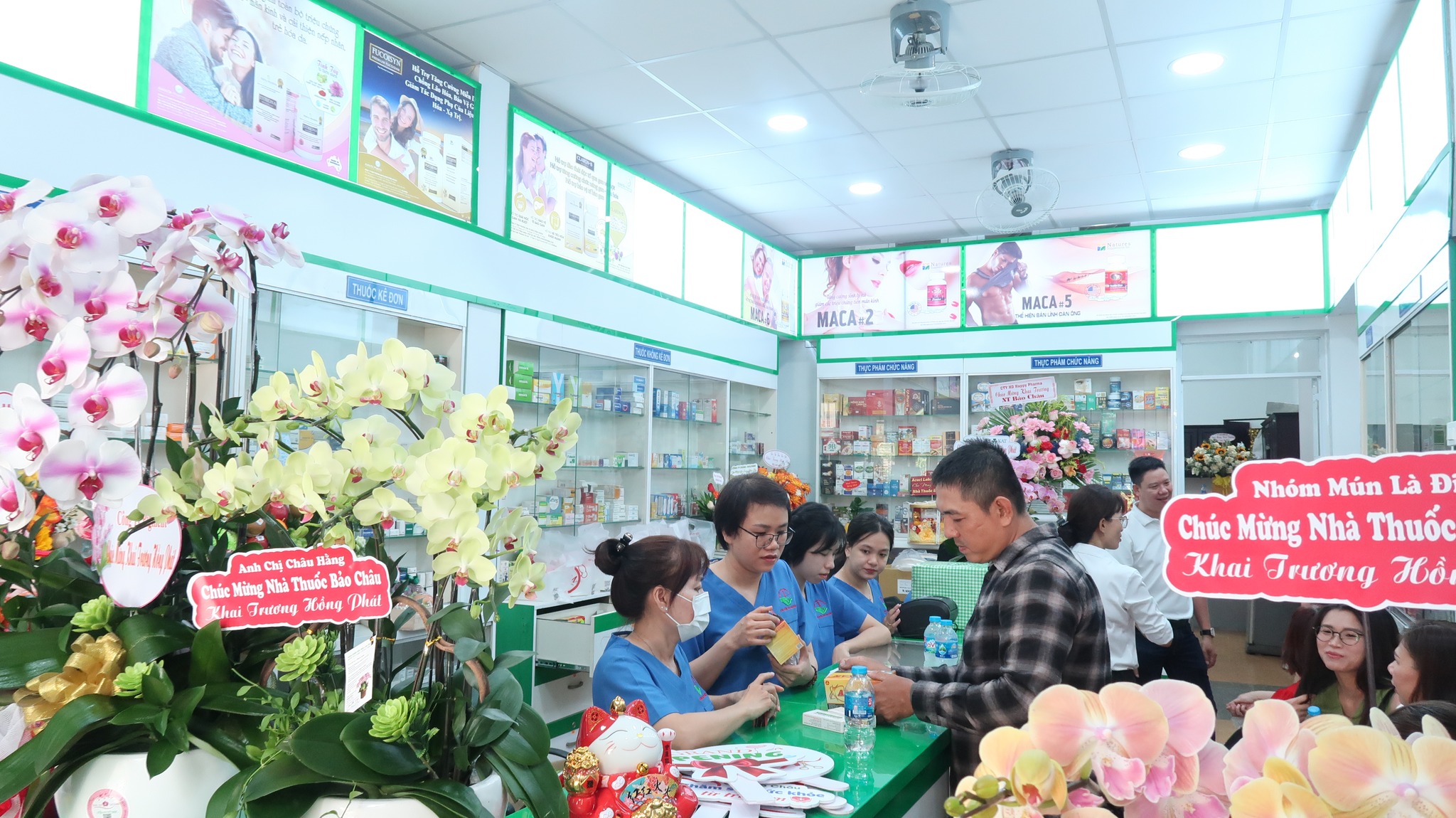 Dược sĩ tư vấn khi khách mua hàng tại Nhà thuốc Bảo Châu, nhân dịp khai trương Nhà thuốc