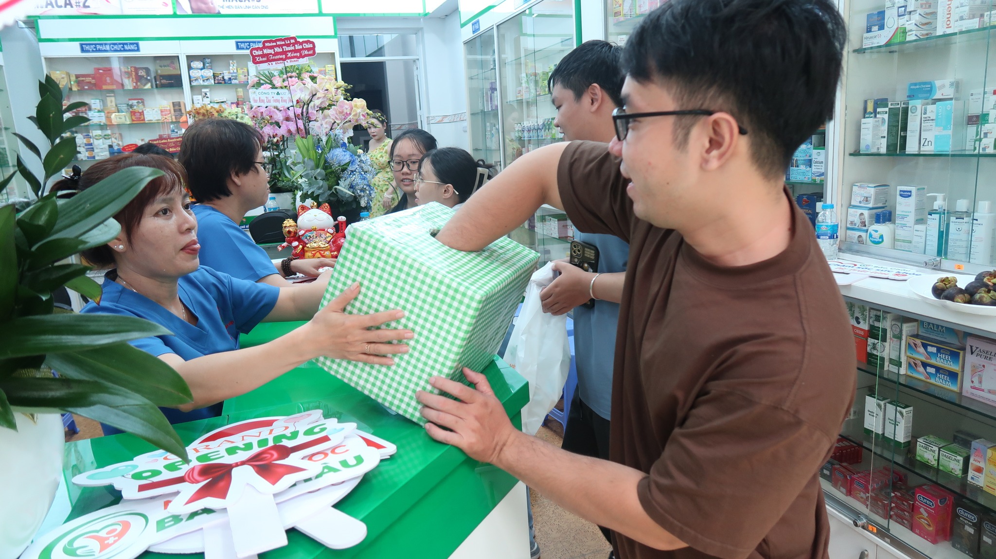 Khách hàng bốc thăm trúng thưởng tại Nhà thuốc Bảo Châu