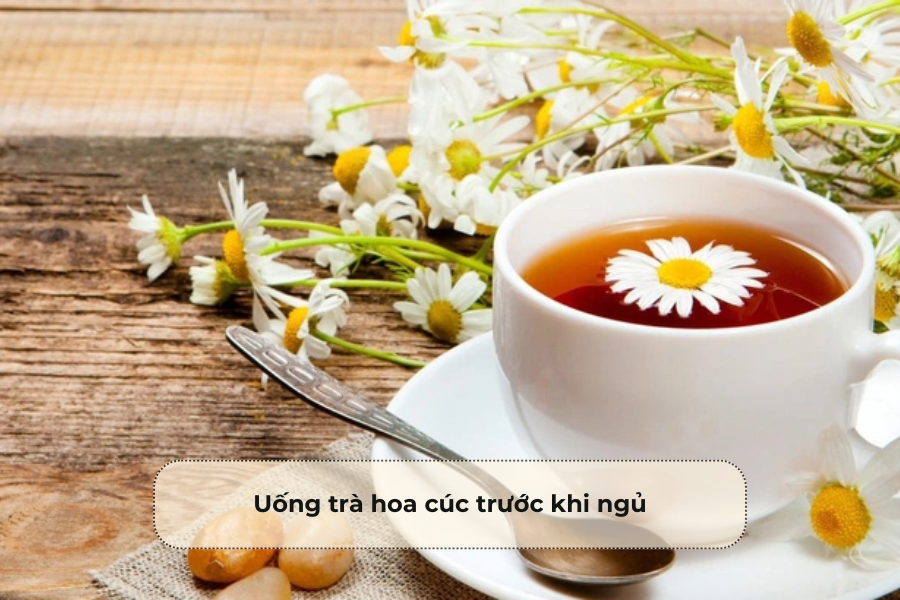 Uống trà hoa cúc trước khi ngủ