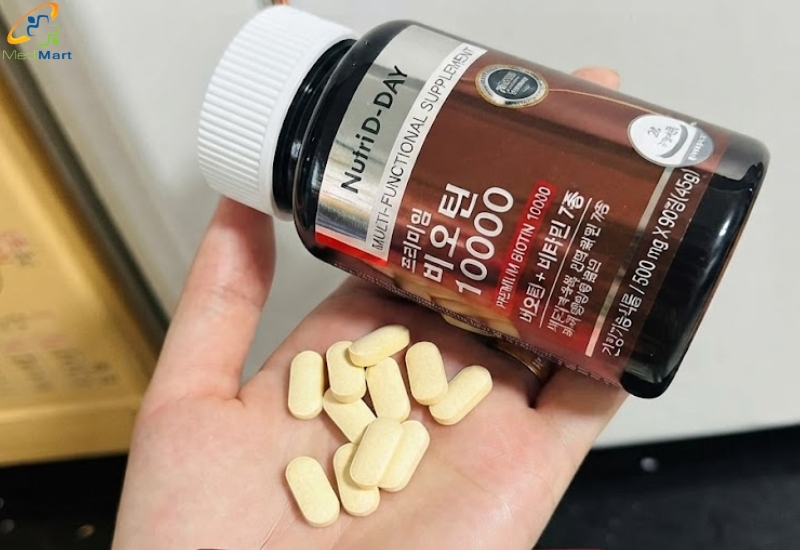 Vien-uong-Premium-Biotin-10000mcg-Nutri-D-Day-giup-giam-rung-toc-kich-thich-moc-toc-ho-tro-da-sang-khoe-va-mong-chac-khoe-Hop-90-vien