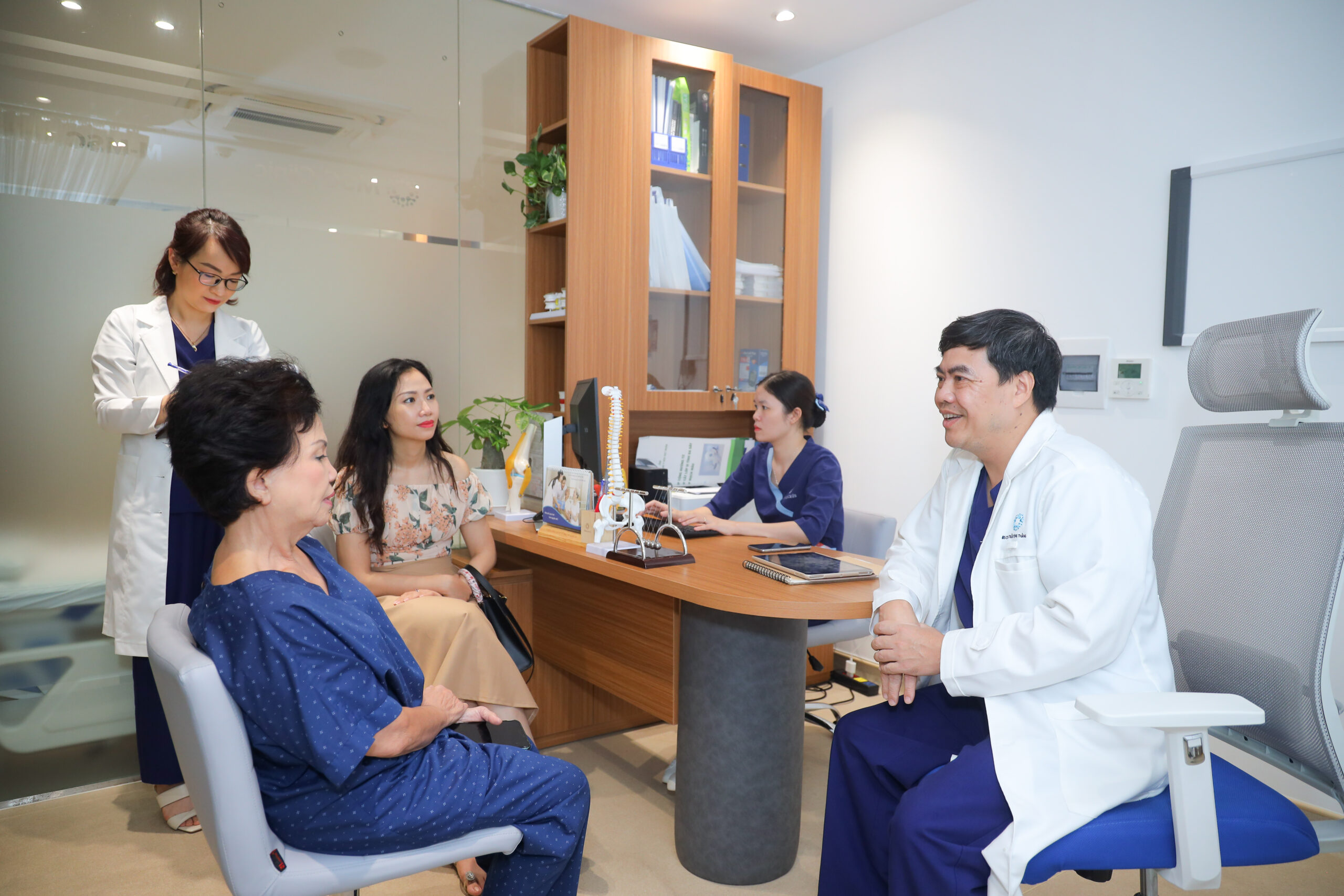 Bệnh nhân được thăm khám kỹ lưỡng bởi đội ngũ bác sĩ chuyên môn cao tại MSC Clinic