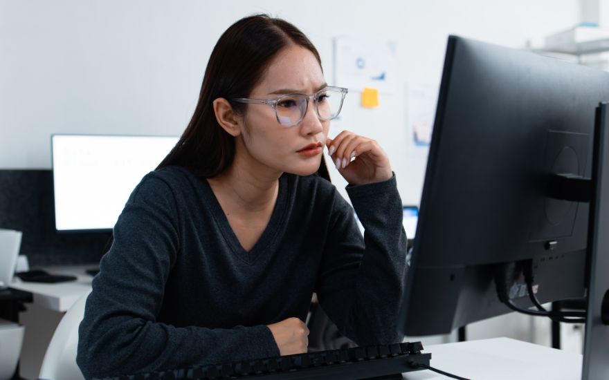 Làm việc lâu trước màn hình và ngồi trong môi trường điều hòa có thể làm tăng triệu chứng khô và mỏi mắt.