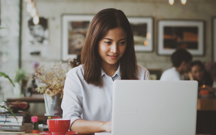 Cho mắt mắt định kỳ và chớp mắt thường xuyên giúp giảm cảm giác mỏi và khô mắt khi làm việc trước màn hình.