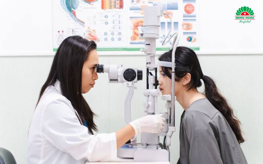 Trung tâm Mắt - Bệnh viện Đa khoa Hồng Ngọc sở hữu hệ thống trang thiết bị hiện đại, giúp đánh giá chính xác tình trạng mắt trước khi phẫu thuật.